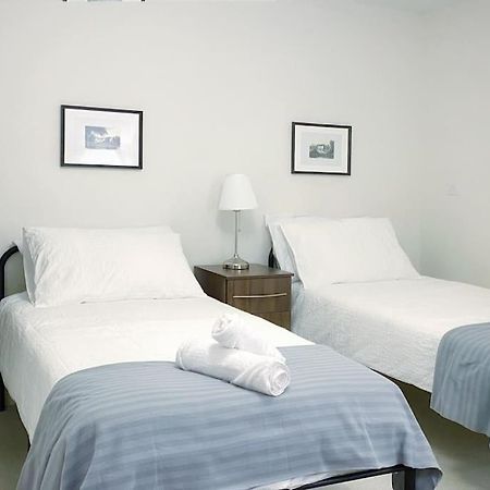 Two Bedroom Luxury Apt With Film Style สวอนซี ภายนอก รูปภาพ
