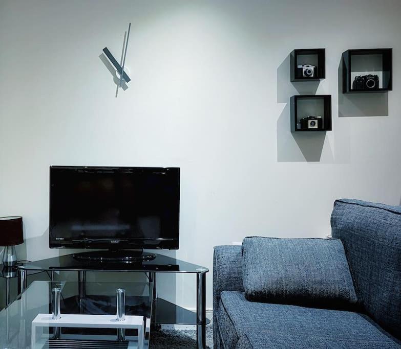 Two Bedroom Luxury Apt With Film Style สวอนซี ภายนอก รูปภาพ