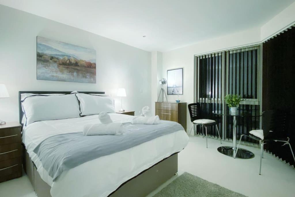 Two Bedroom Luxury Apt With Film Style สวอนซี ภายนอก รูปภาพ