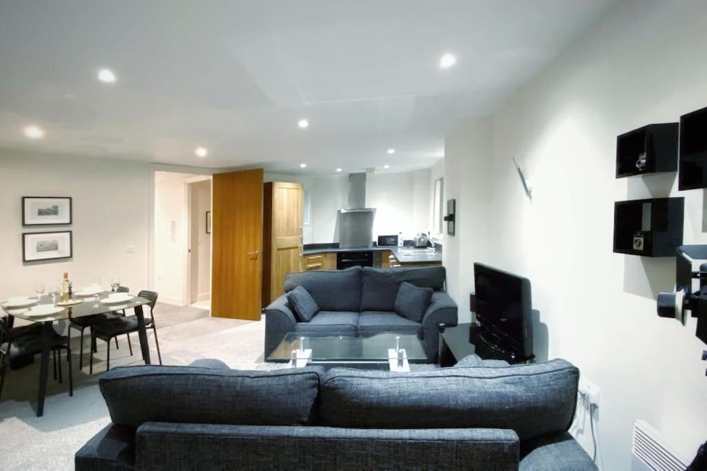 Two Bedroom Luxury Apt With Film Style สวอนซี ภายนอก รูปภาพ