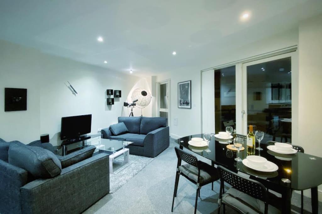 Two Bedroom Luxury Apt With Film Style สวอนซี ภายนอก รูปภาพ