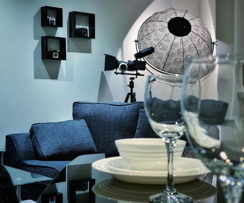 Two Bedroom Luxury Apt With Film Style สวอนซี ภายนอก รูปภาพ