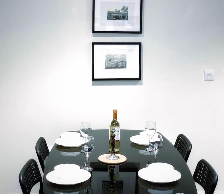 Two Bedroom Luxury Apt With Film Style สวอนซี ภายนอก รูปภาพ