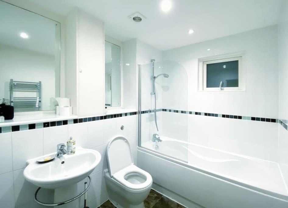 Two Bedroom Luxury Apt With Film Style สวอนซี ภายนอก รูปภาพ