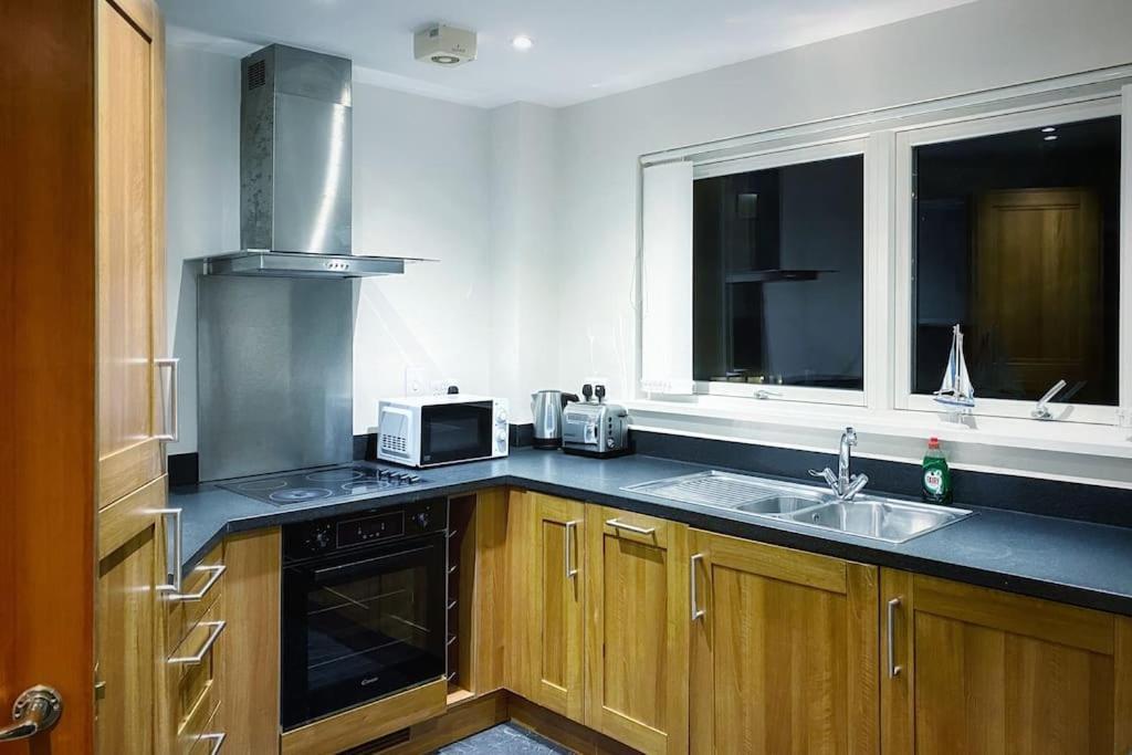 Two Bedroom Luxury Apt With Film Style สวอนซี ภายนอก รูปภาพ